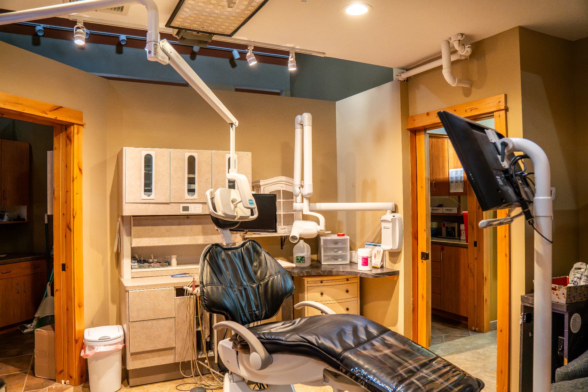 14. Treatment room with pass-throughs to the lab and break area.